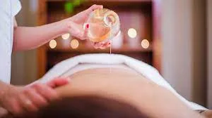 Masaje con Aceite Ayurvedico en la espalda