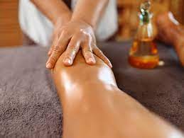 Masaje con Aceites Ayurvedicos en las piernas