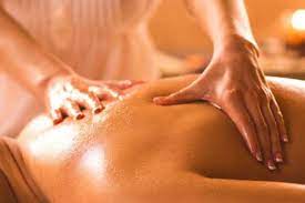 Espalda con aceite ayurvedico para el masaje