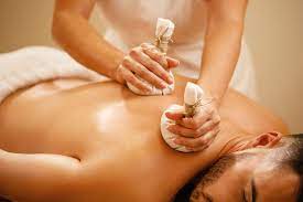 Masaje ayurvedico en la espalda con pindas